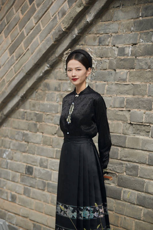 穿着中国汉族服饰马面裙的东方女性图片