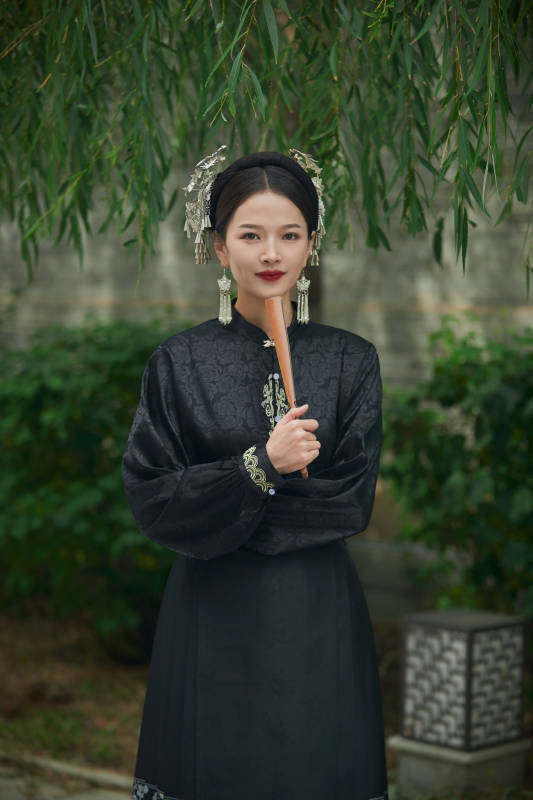 穿着中国汉族服饰马面裙的东方女性图片