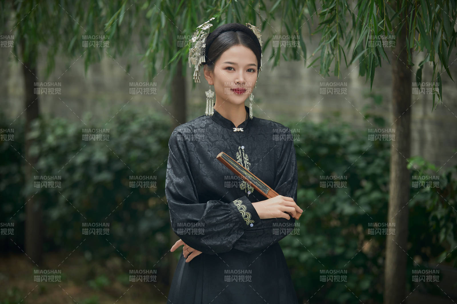 穿着中国汉族服饰马面裙的东方女性图片