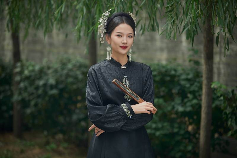 穿着中国汉族服饰马面裙的东方女性图片