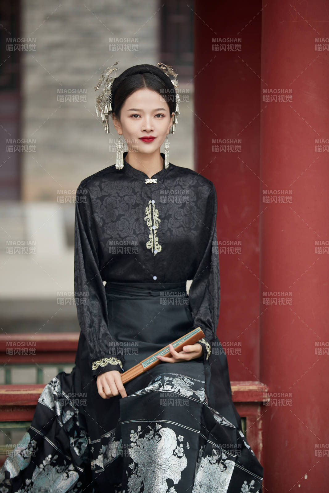 穿着中国汉族服饰马面裙的东方女性图片