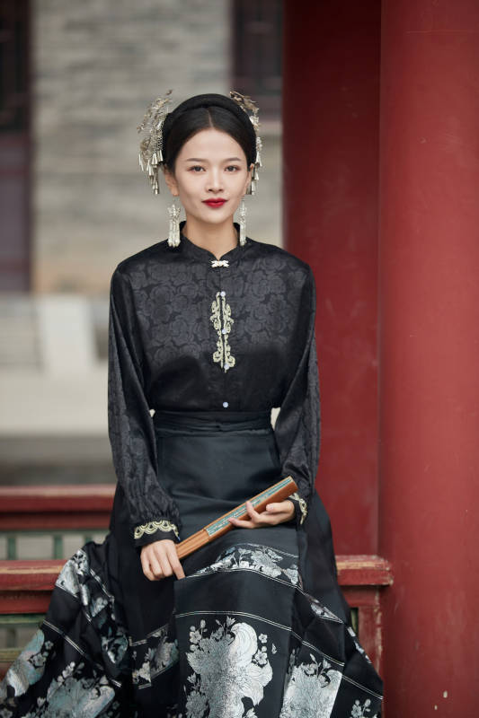 穿着中国汉族服饰马面裙的东方女性图片