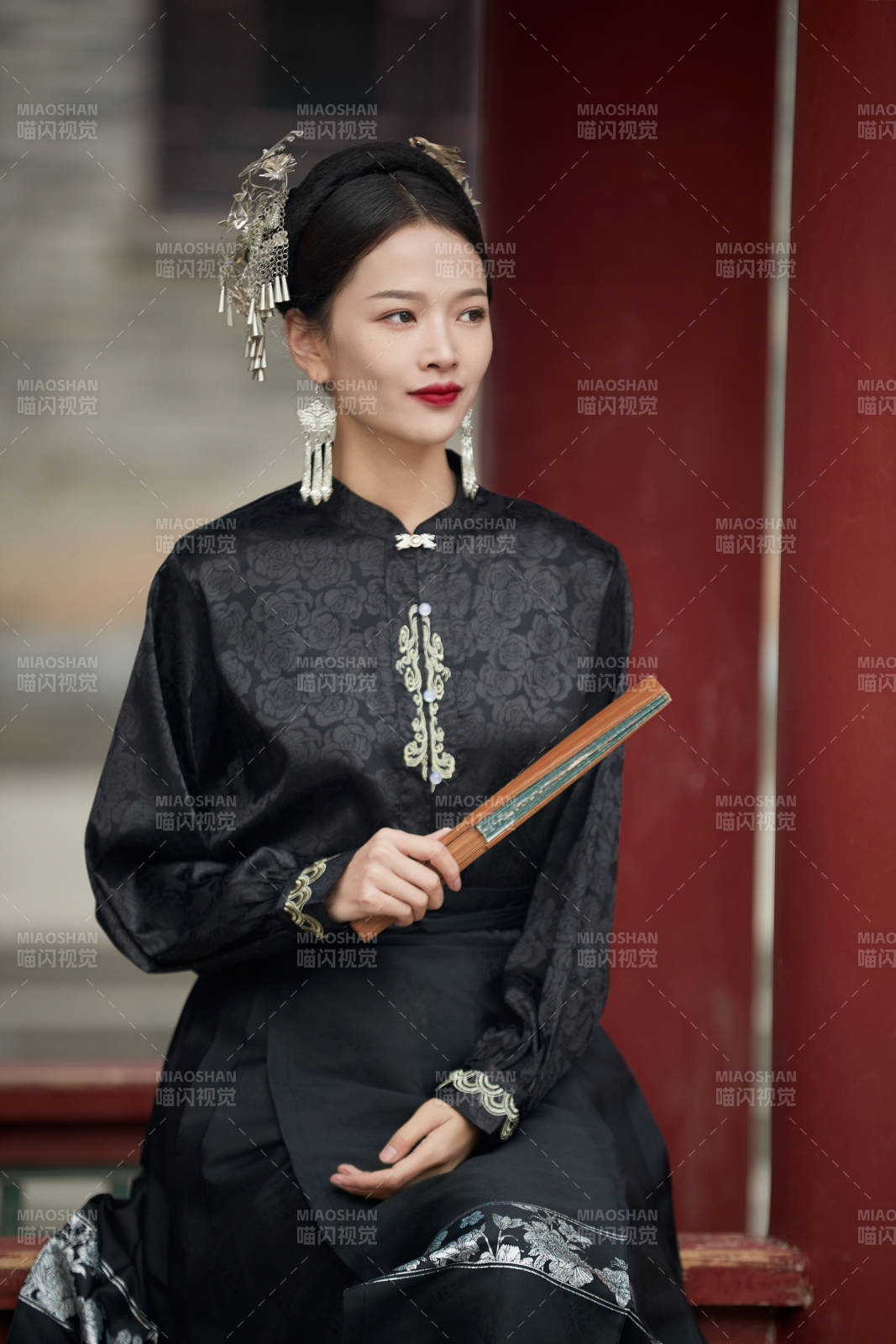 穿着中国汉族服饰马面裙的东方女性图片