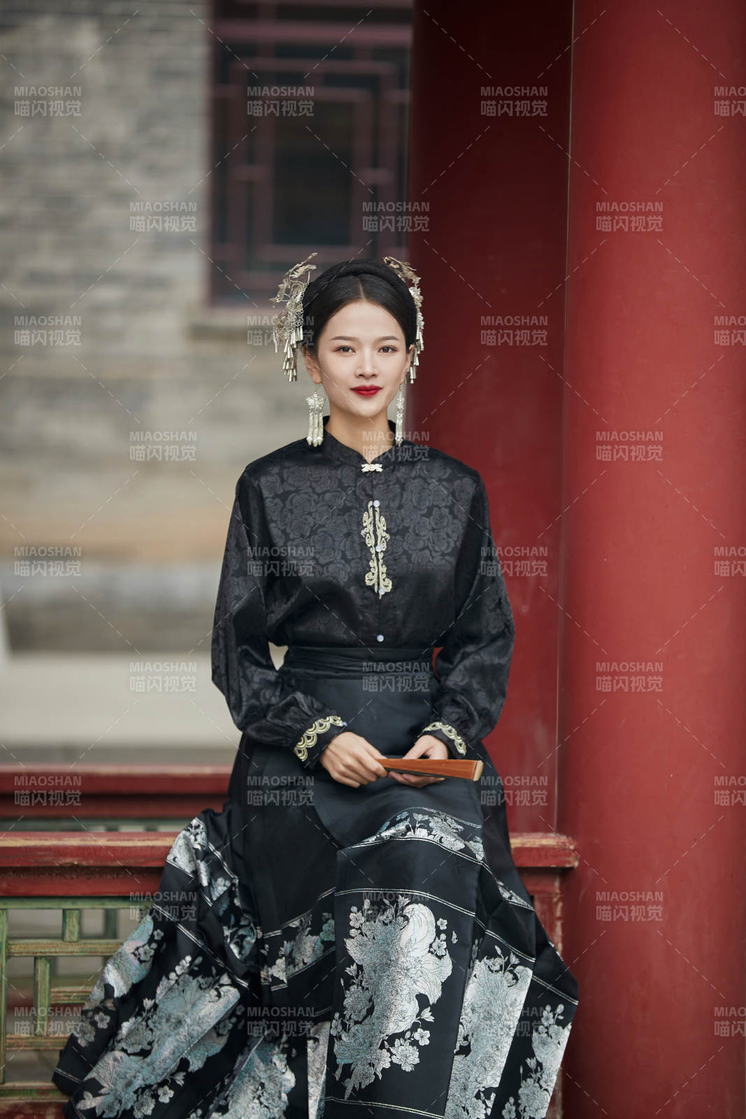 穿着中国汉族服饰马面裙的东方女性图片