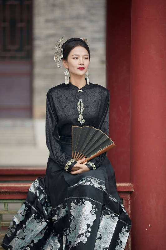 穿着中国汉族服饰马面裙的东方女性图片