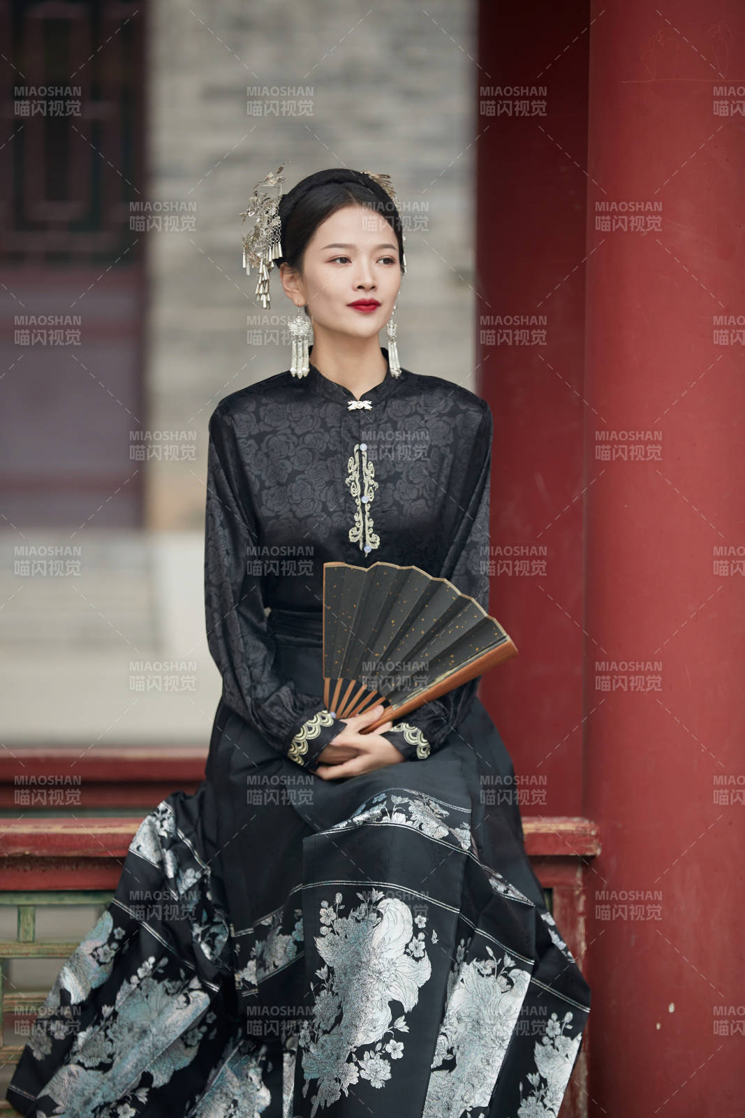 穿着中国汉族服饰马面裙的东方女性图片