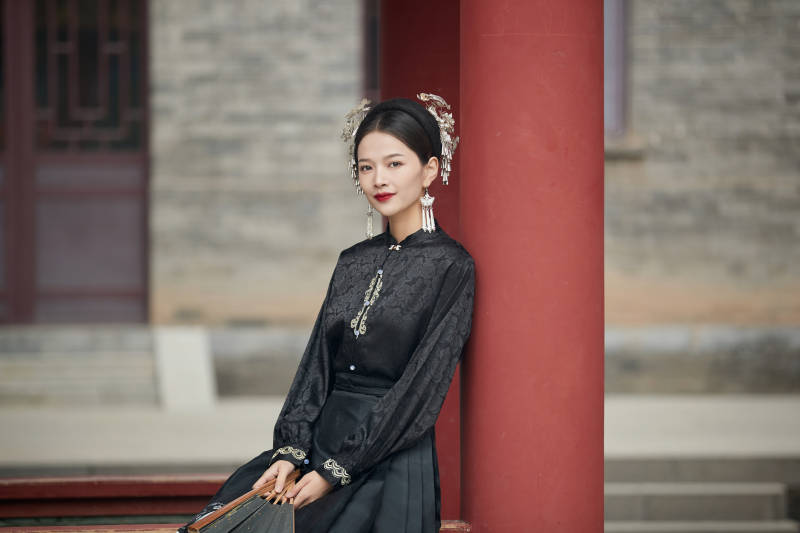 穿着中国汉族服饰马面裙的东方女性图片