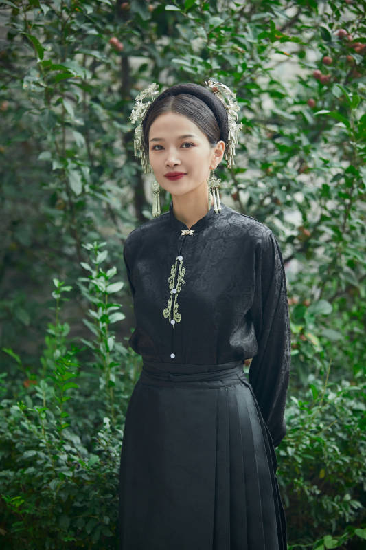 穿着中国汉族服饰马面裙的东方女性图片