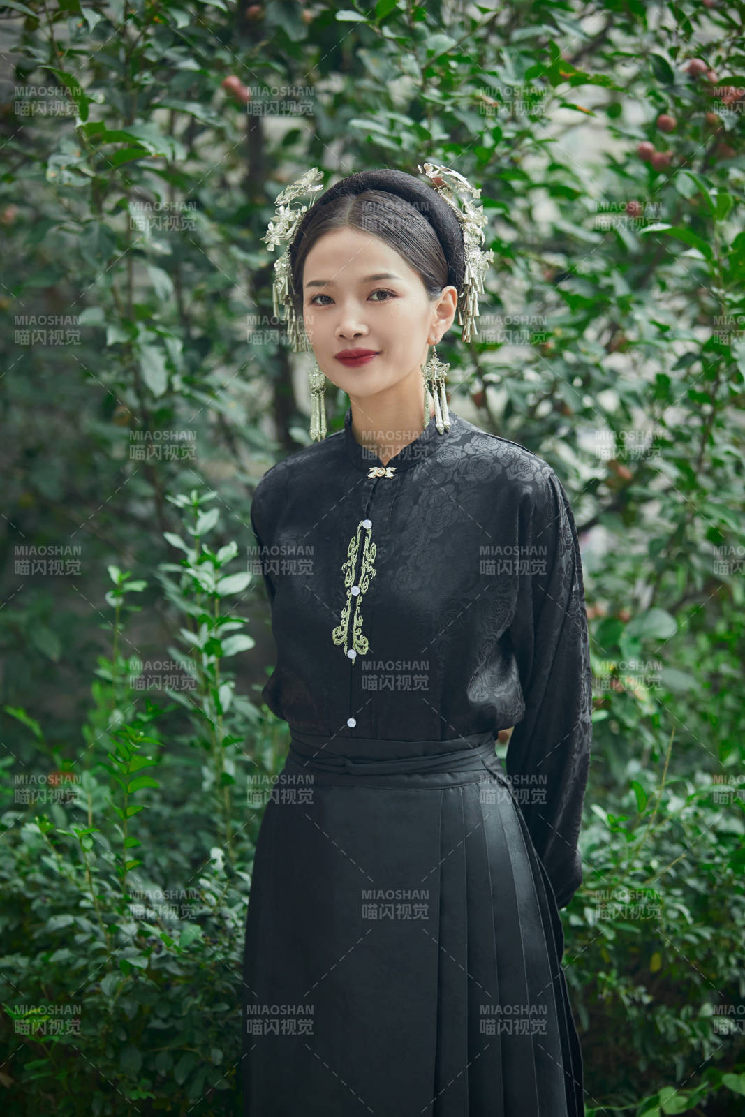 穿着中国汉族服饰马面裙的东方女性图片