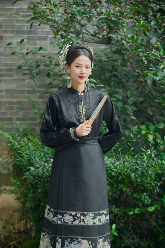 穿着中国汉族服饰马面裙的东方女性图片