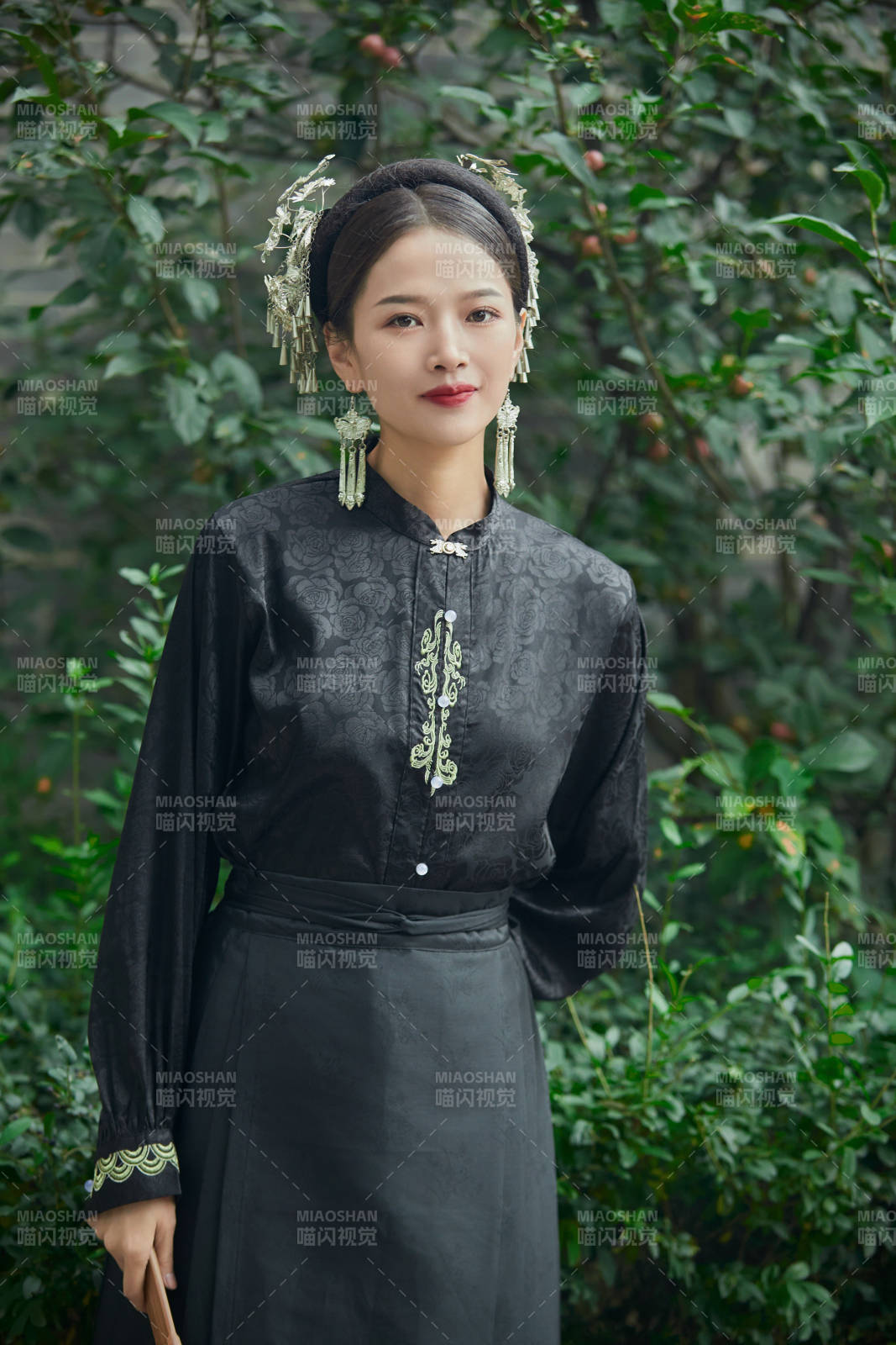 穿着中国汉族服饰马面裙的东方女性图片