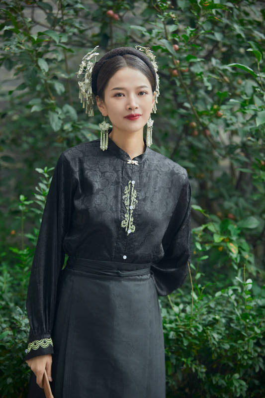 穿着中国汉族服饰马面裙的东方女性图片