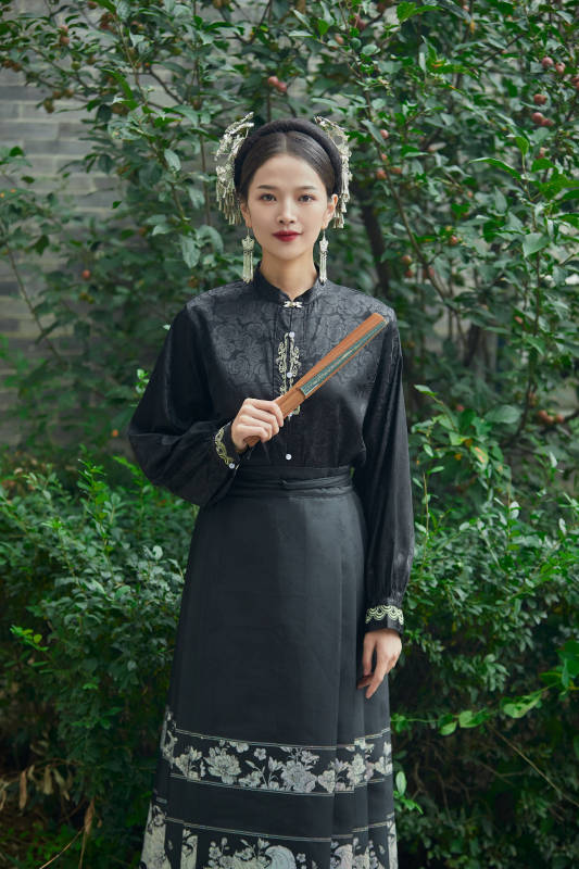 穿着中国汉族服饰马面裙的东方女性图片