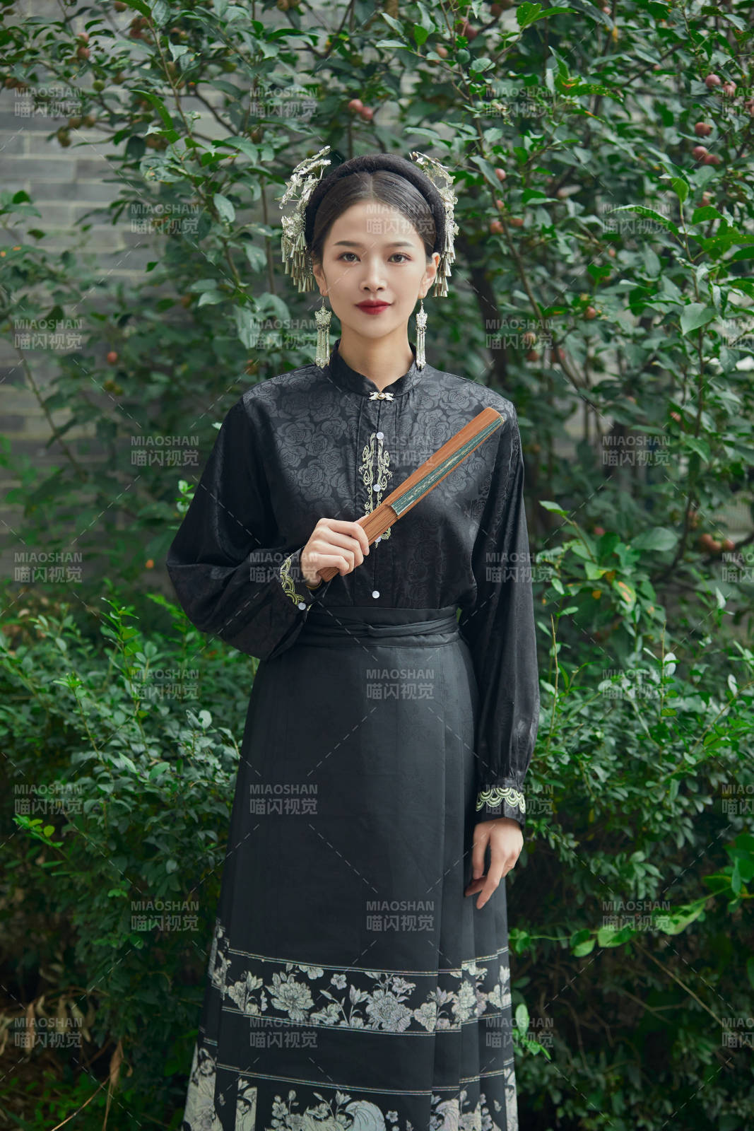 穿着中国汉族服饰马面裙的东方女性图片