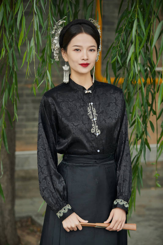 穿着中国汉族服饰马面裙的东方女性图片