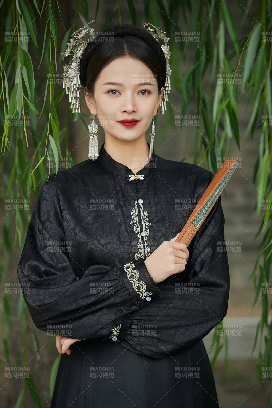 穿着中国汉族服饰马面裙的东方女性图片