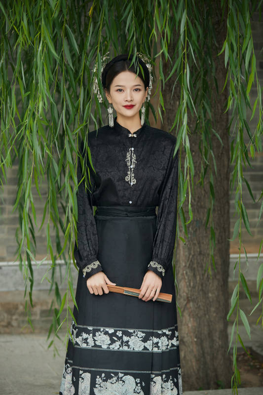 穿着中国汉族服饰马面裙的东方女性图片