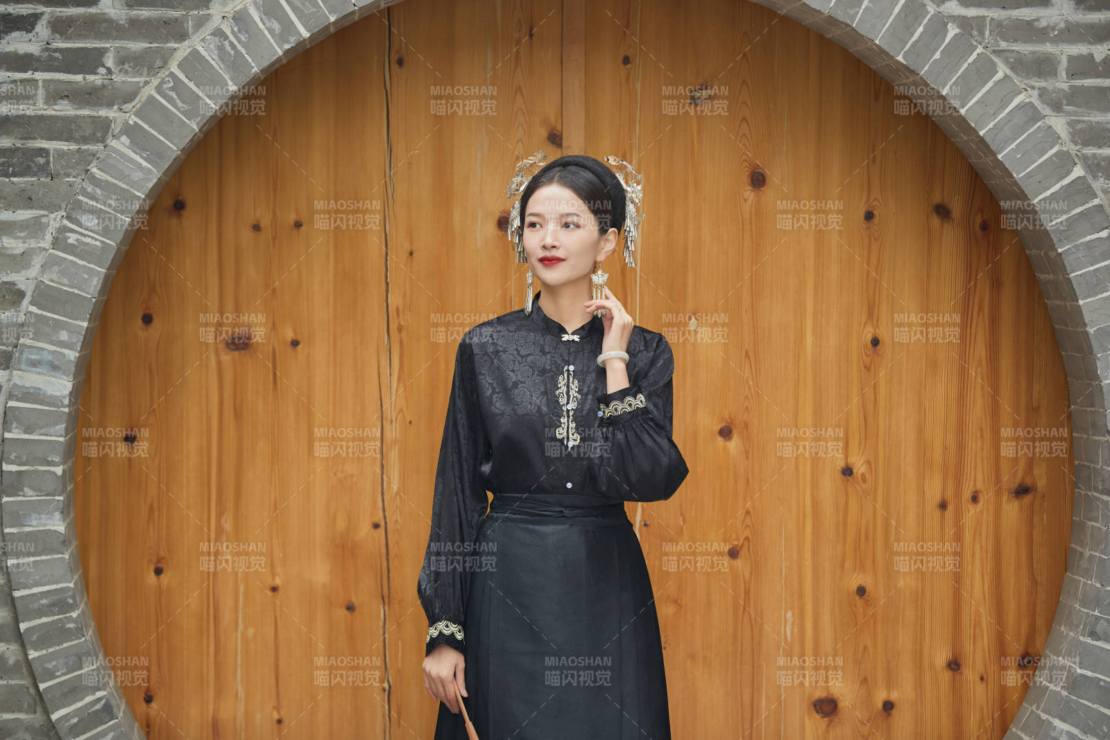 穿着中国汉族服饰马面裙的东方女性图片