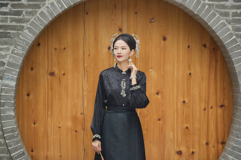 穿着中国汉族服饰马面裙的东方女性图片