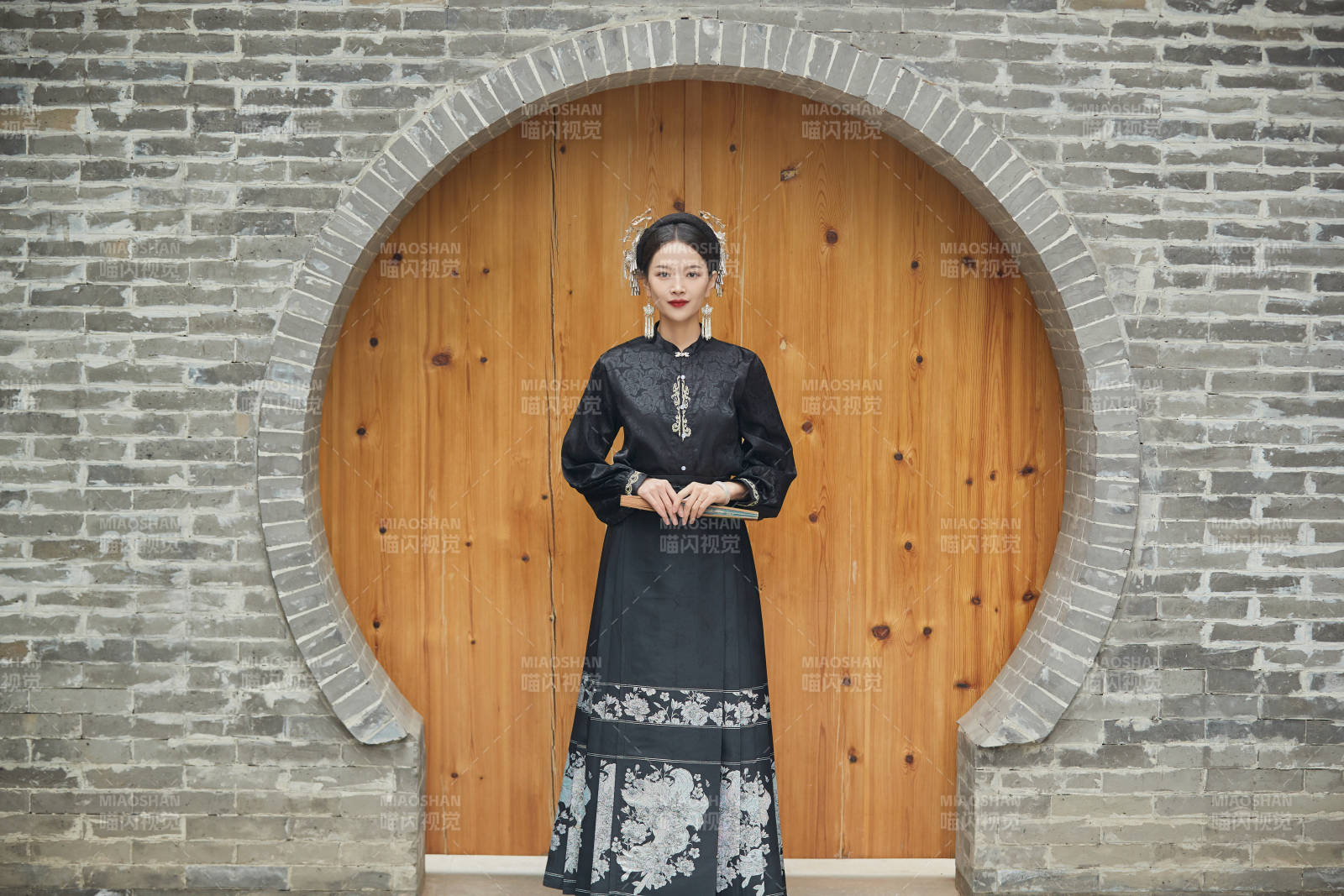 穿着中国汉族服饰马面裙的东方女性图片