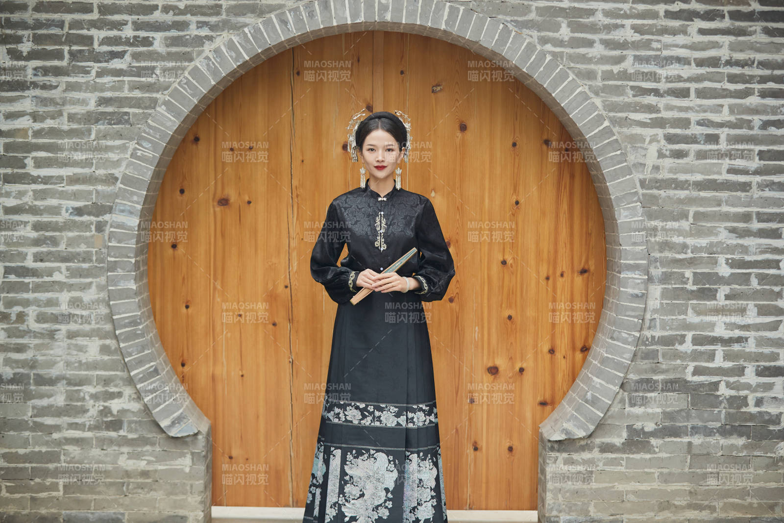 穿着中国汉族服饰马面裙的东方女性图片