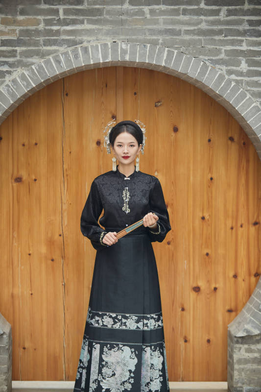 穿着中国汉族服饰马面裙的东方女性图片