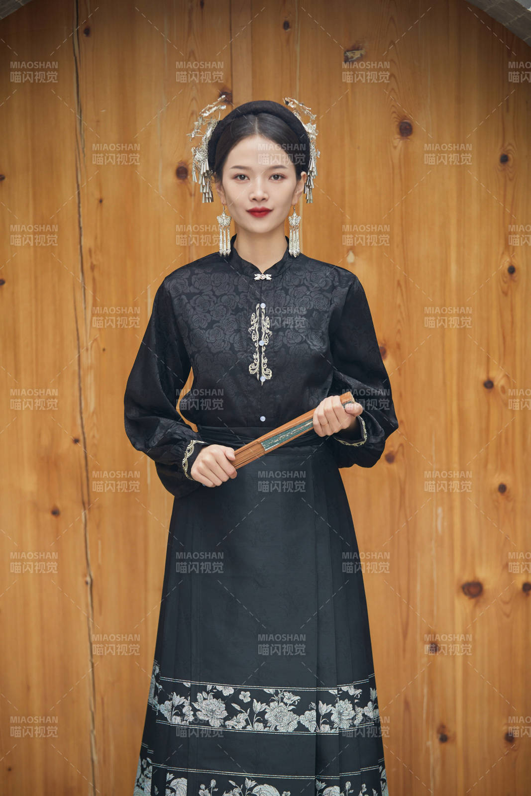 穿着中国汉族服饰马面裙的东方女性图片