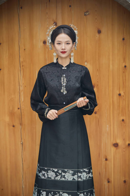 穿着中国汉族服饰马面裙的东方女性图片