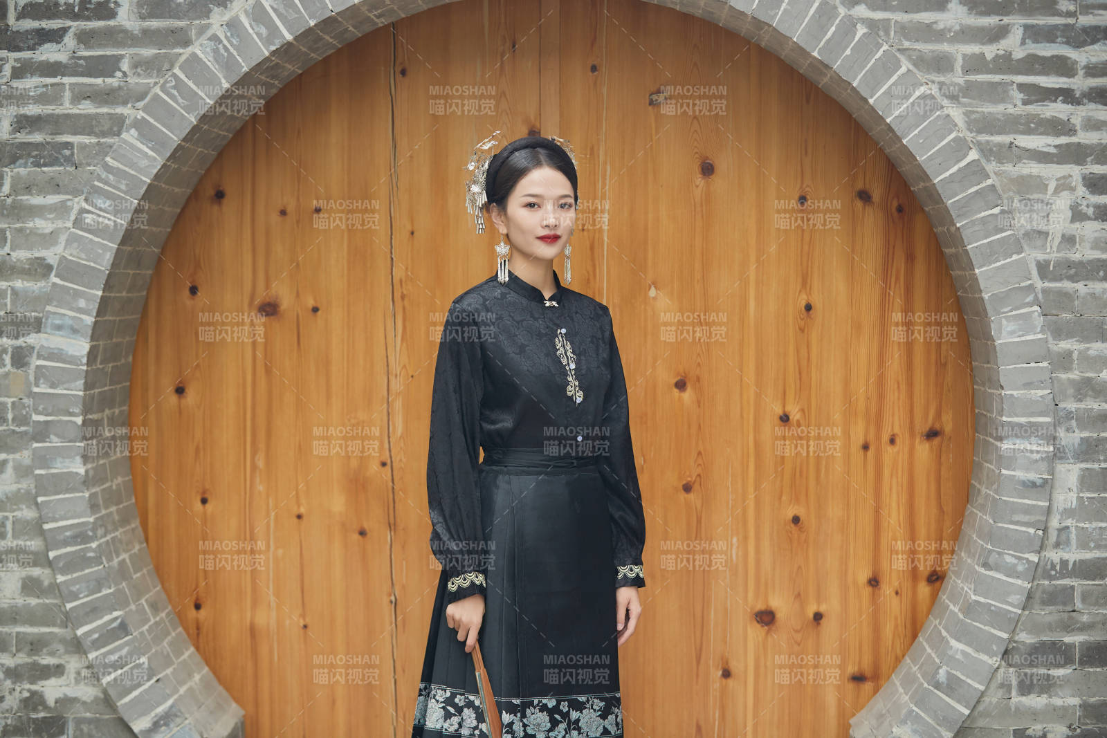 穿着中国汉族服饰马面裙的东方女性图片