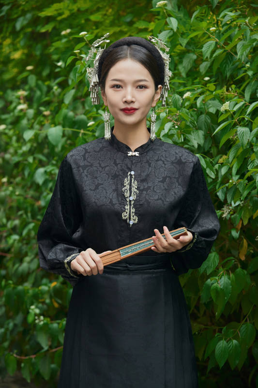 穿着中国汉族服饰马面裙的东方女性图片