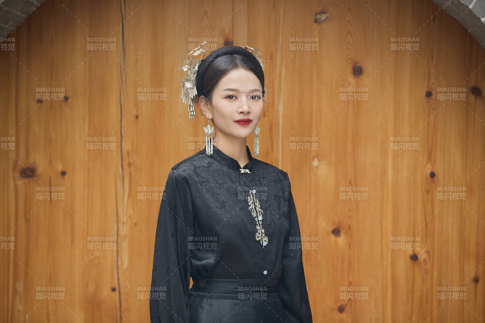 穿着中国汉族服饰马面裙的东方女性图片