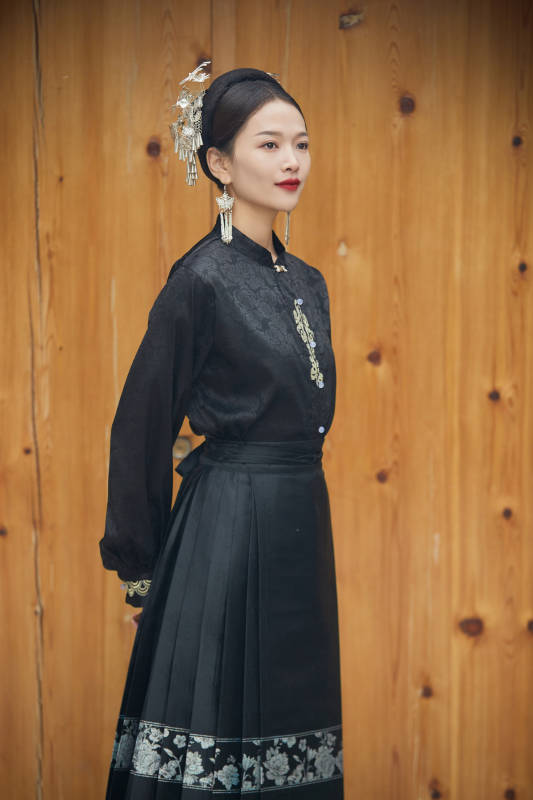 穿着中国汉族服饰马面裙的东方女性图片