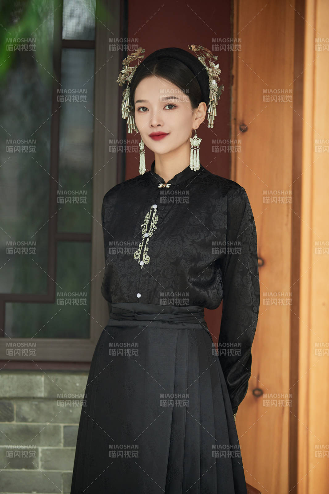 穿着中国汉族服饰马面裙的东方女性图片