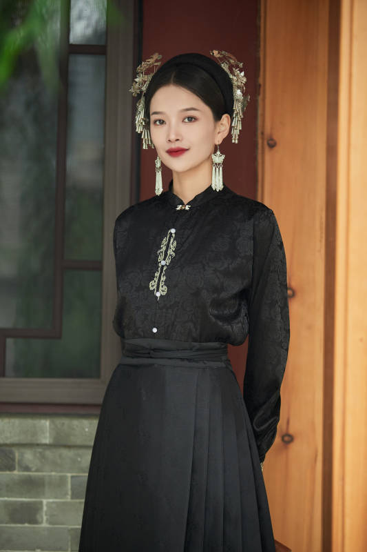 穿着中国汉族服饰马面裙的东方女性图片