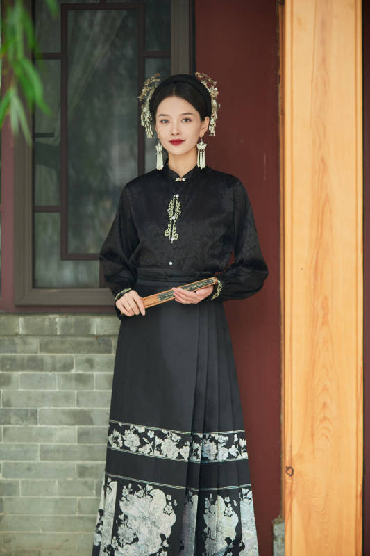 穿着中国汉族服饰马面裙的东方女性图片