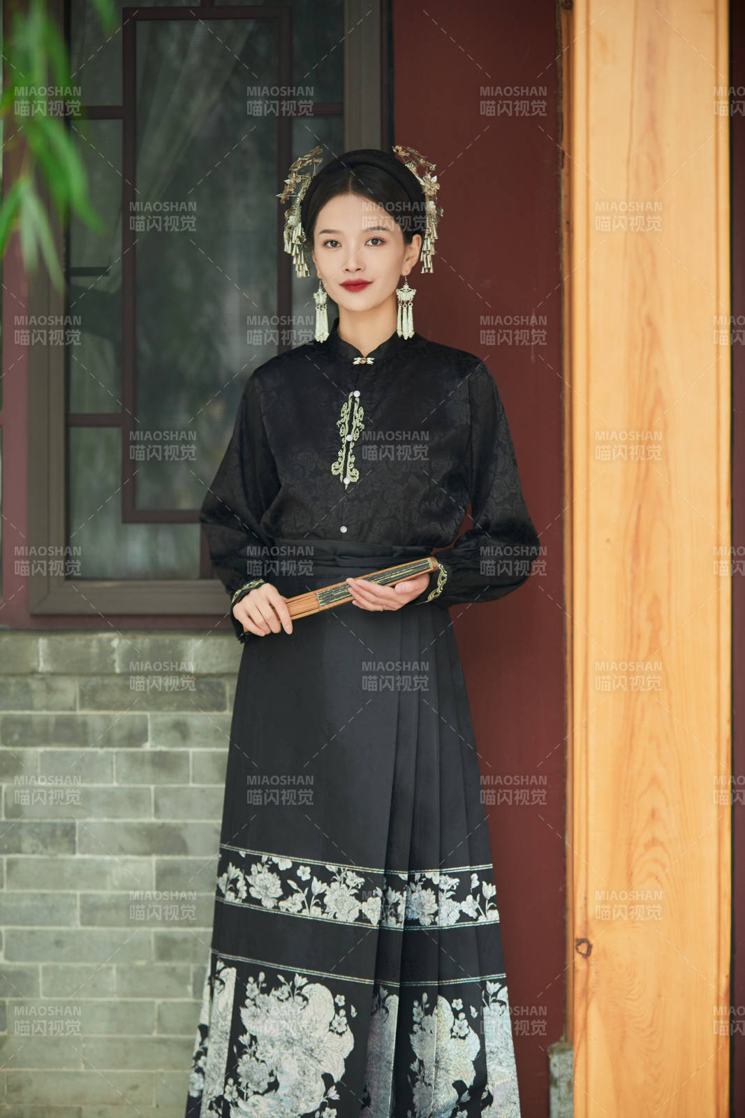 穿着中国汉族服饰马面裙的东方女性图片