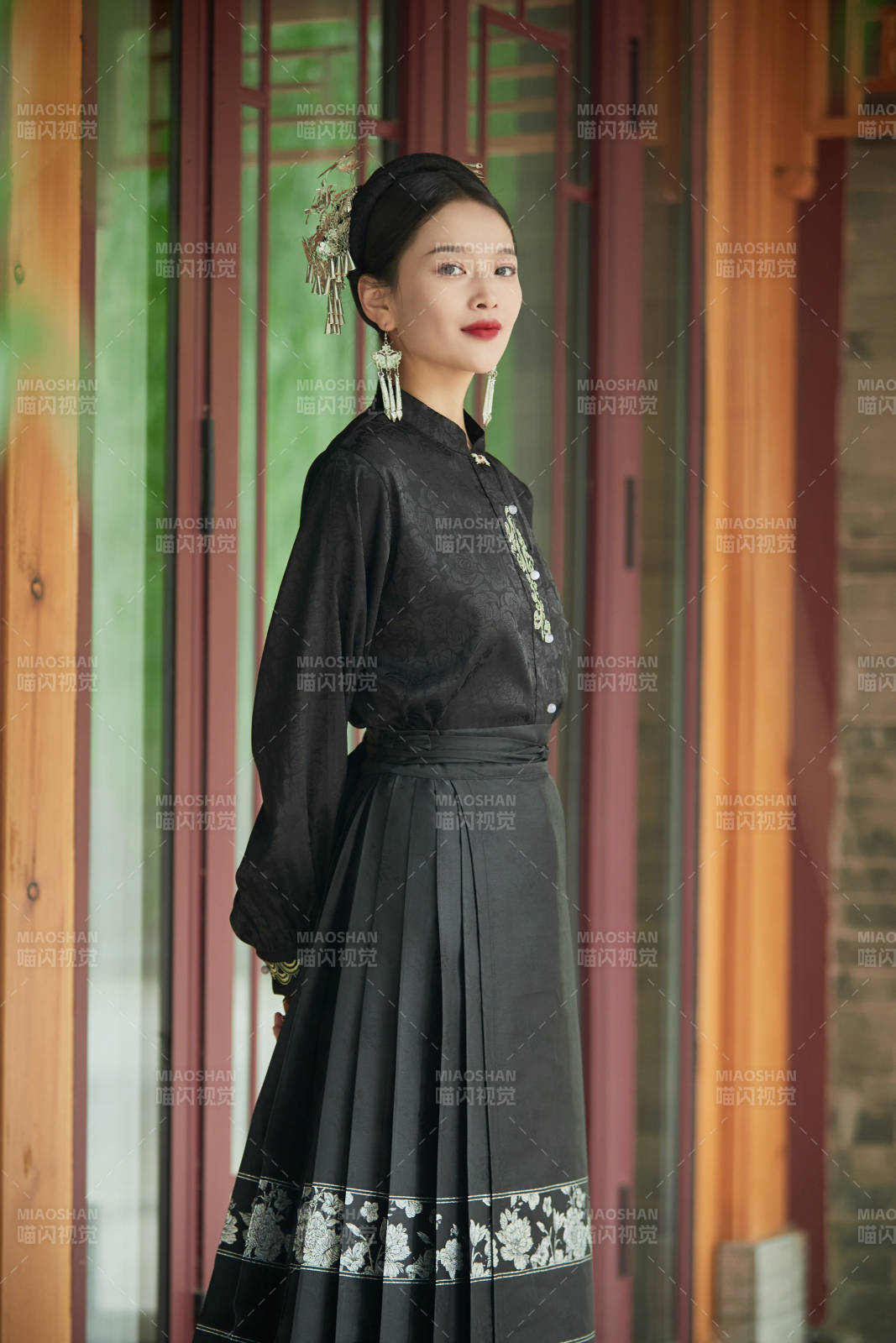 穿着中国汉族服饰马面裙的东方女性图片