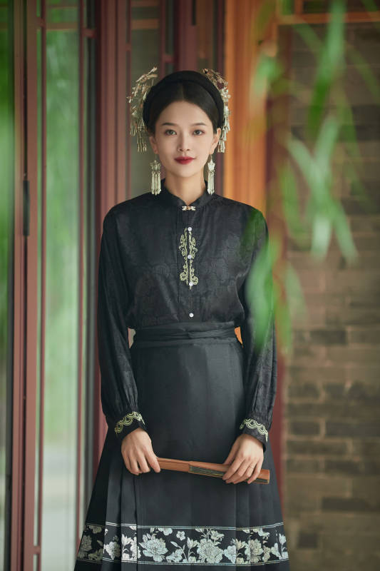 穿着中国汉族服饰马面裙的东方女性图片