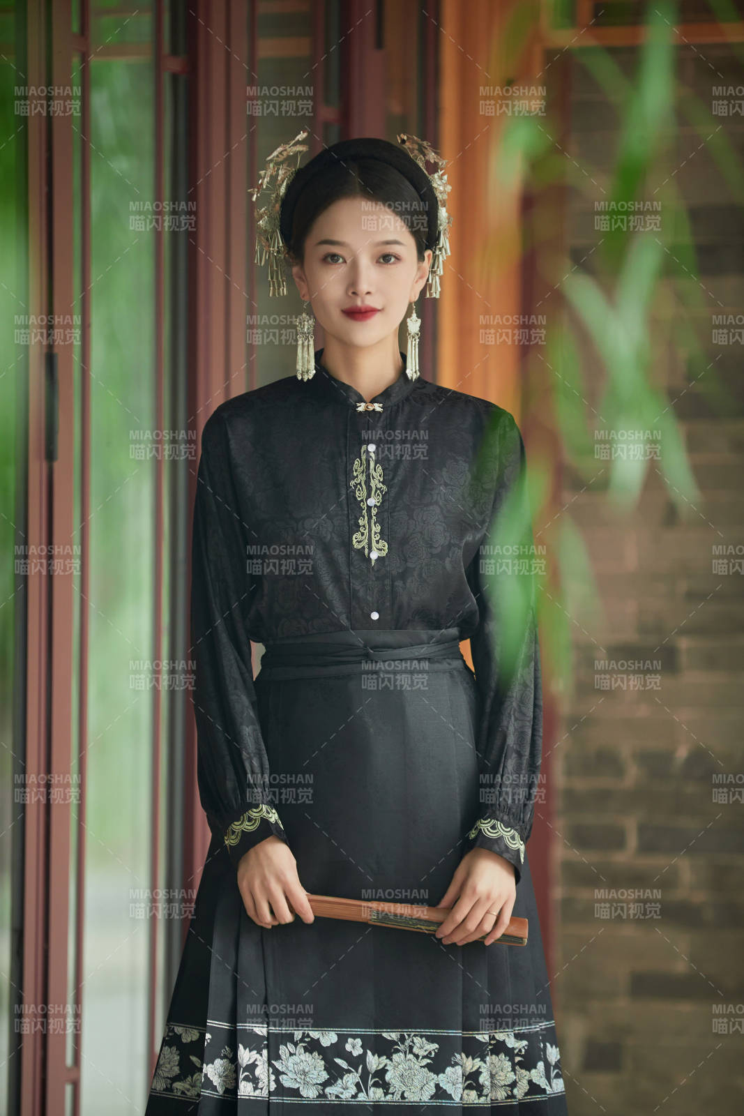 穿着中国汉族服饰马面裙的东方女性图片