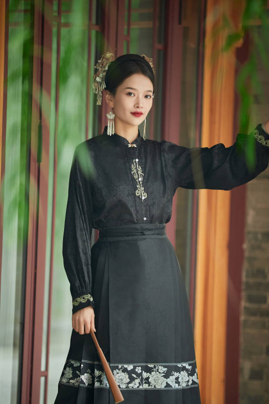 穿着中国汉族服饰马面裙的东方女性图片