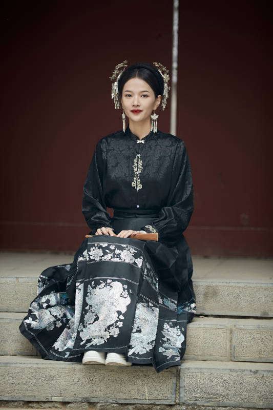 穿着中国汉族服饰马面裙的东方女性图片