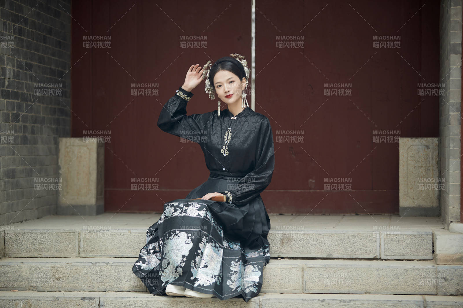 穿着中国汉族服饰马面裙的东方女性图片