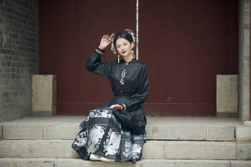 穿着中国汉族服饰马面裙的东方女性图片