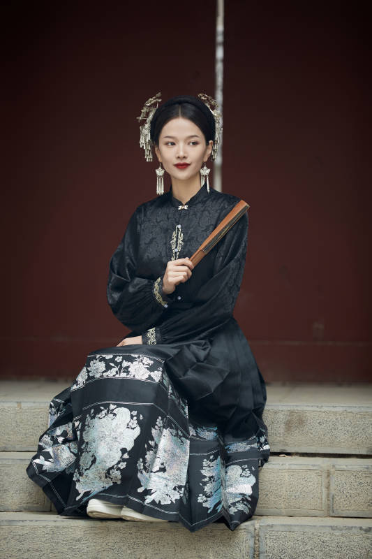 穿着中国汉族服饰马面裙的东方女性图片