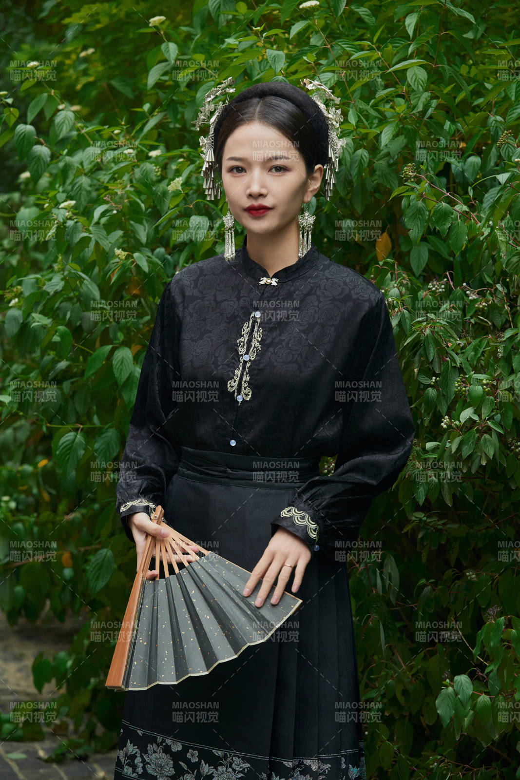 穿着中国汉族服饰马面裙的东方女性图片