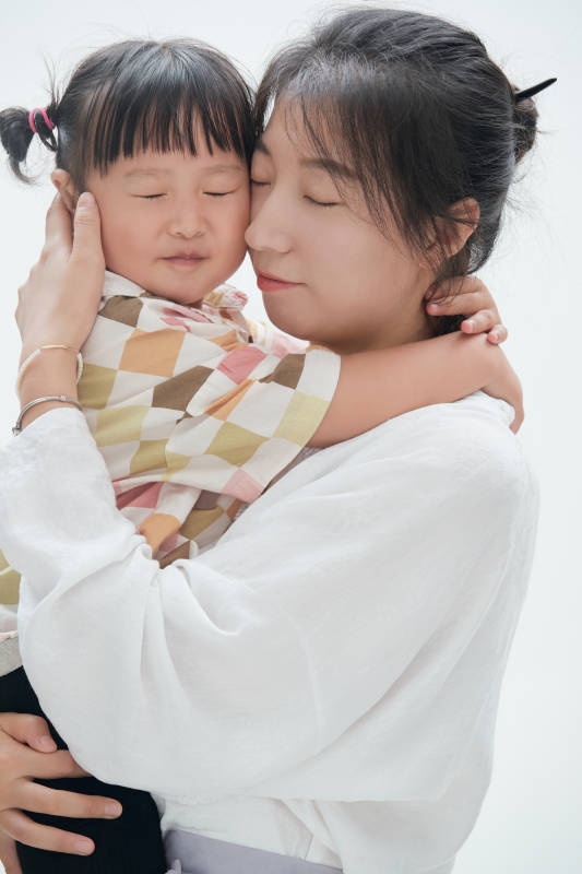 白色背景下的妈妈与可爱女儿亲子人像图片