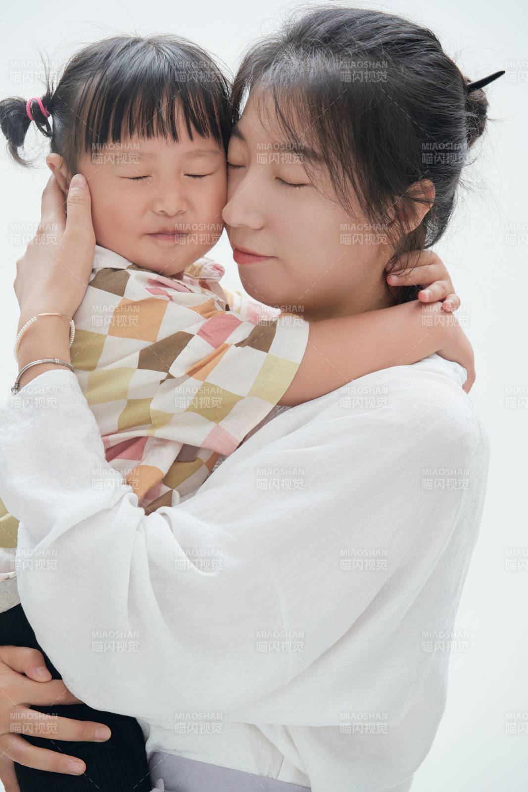 白色背景下的妈妈与可爱女儿亲子人像图片
