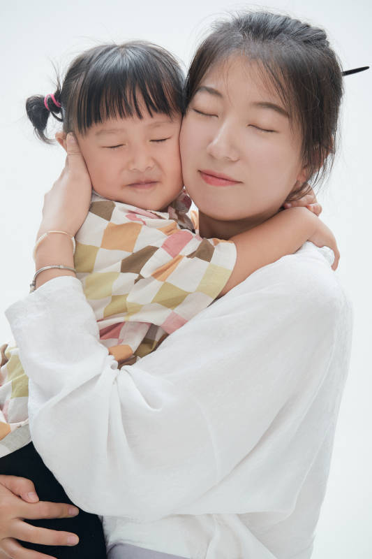 白色背景下的妈妈与可爱女儿亲子人像图片