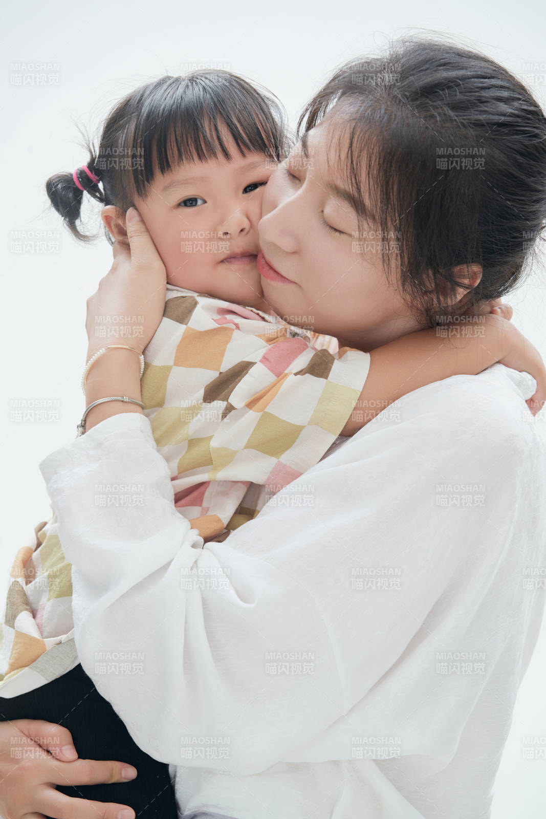 白色背景下的妈妈与可爱女儿亲子人像图片