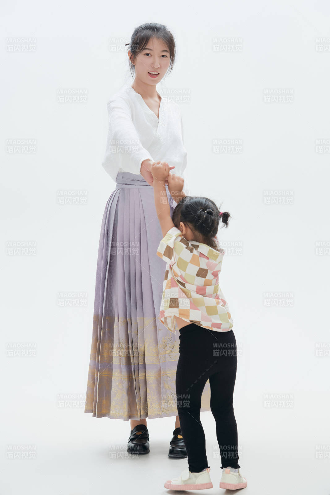 白色背景下的妈妈与可爱女儿亲子人像图片